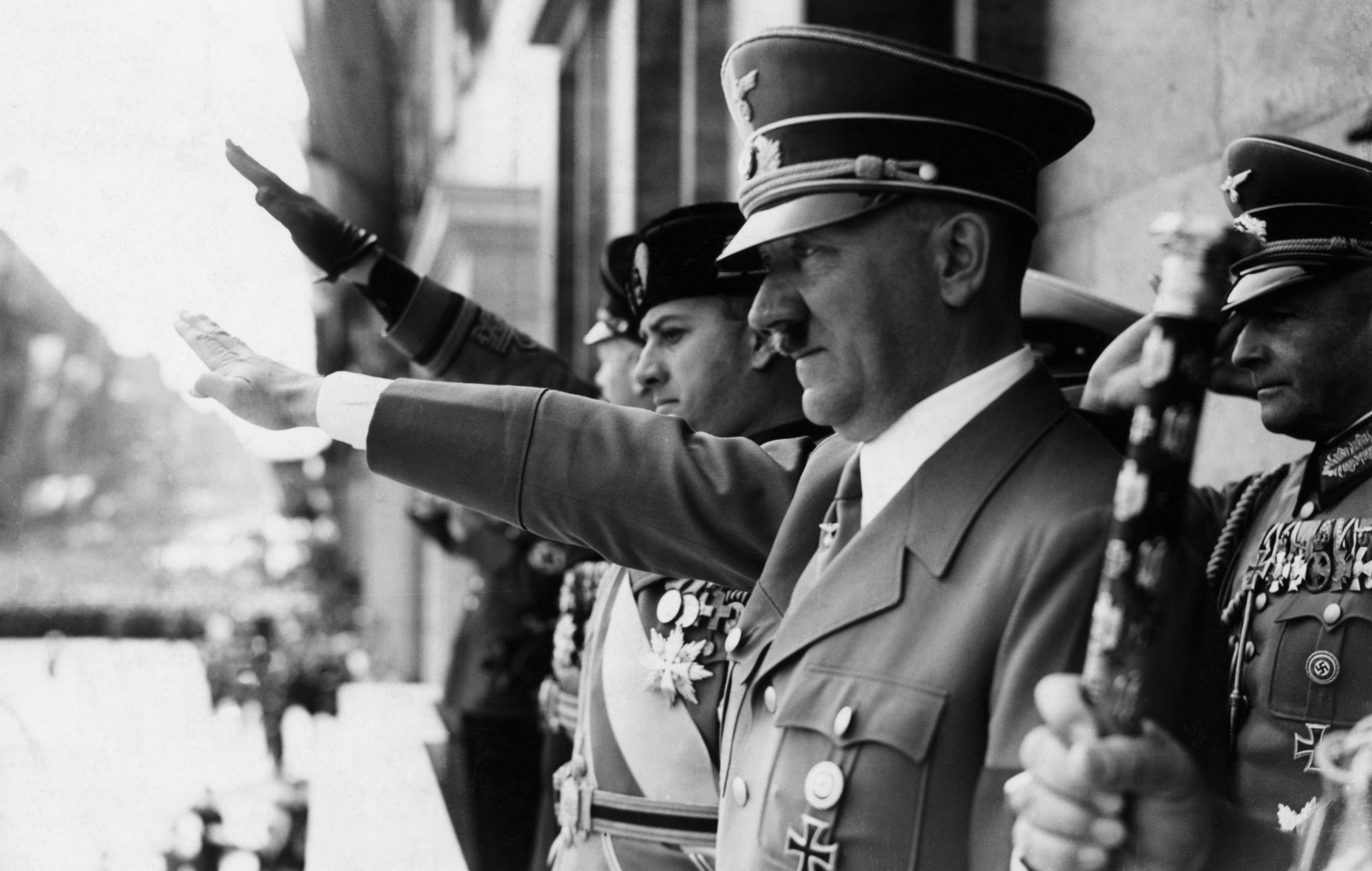 dragi forumasi Adolf-hitler-and-count-ciano-salute-on-chancellory-balcony-berlin