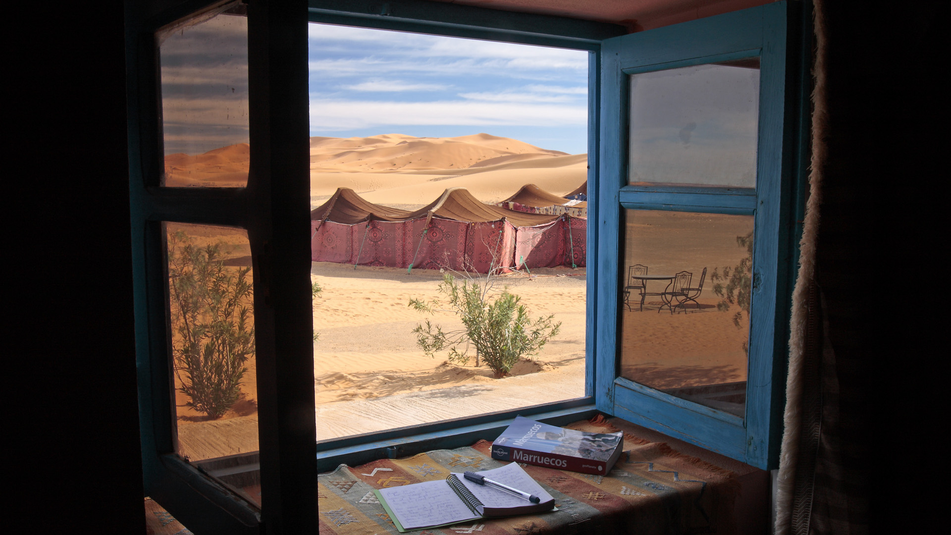 Обои на окно рабочее. Окно в природу. Вид из окна на пустыню. Марокко вид из окна. Вид из окна в деревне.
