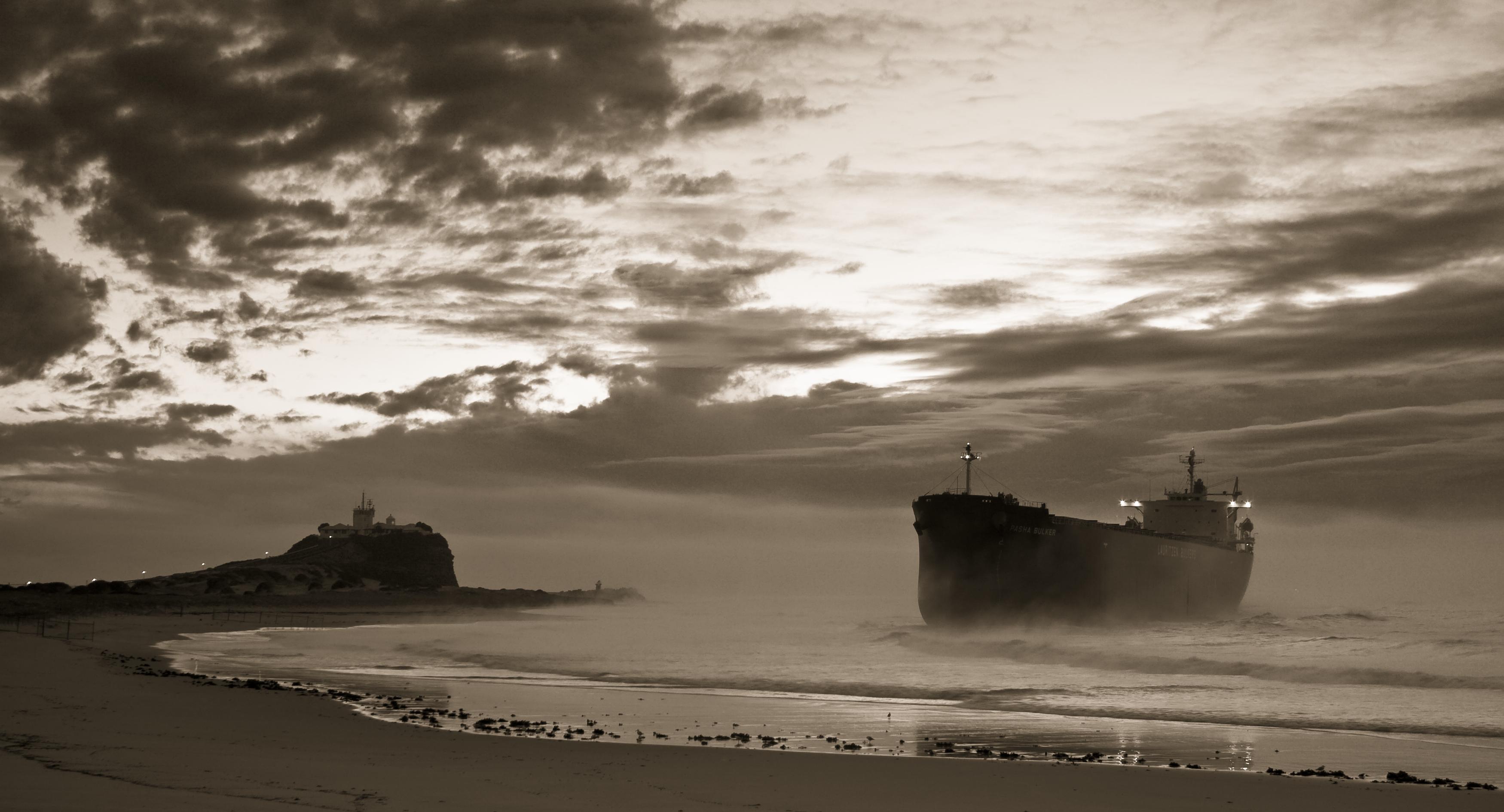 На берег выброшен грозою. Корабль в тумане. Корабль на горизонте. Пасмурное море. Танкер в шторм.