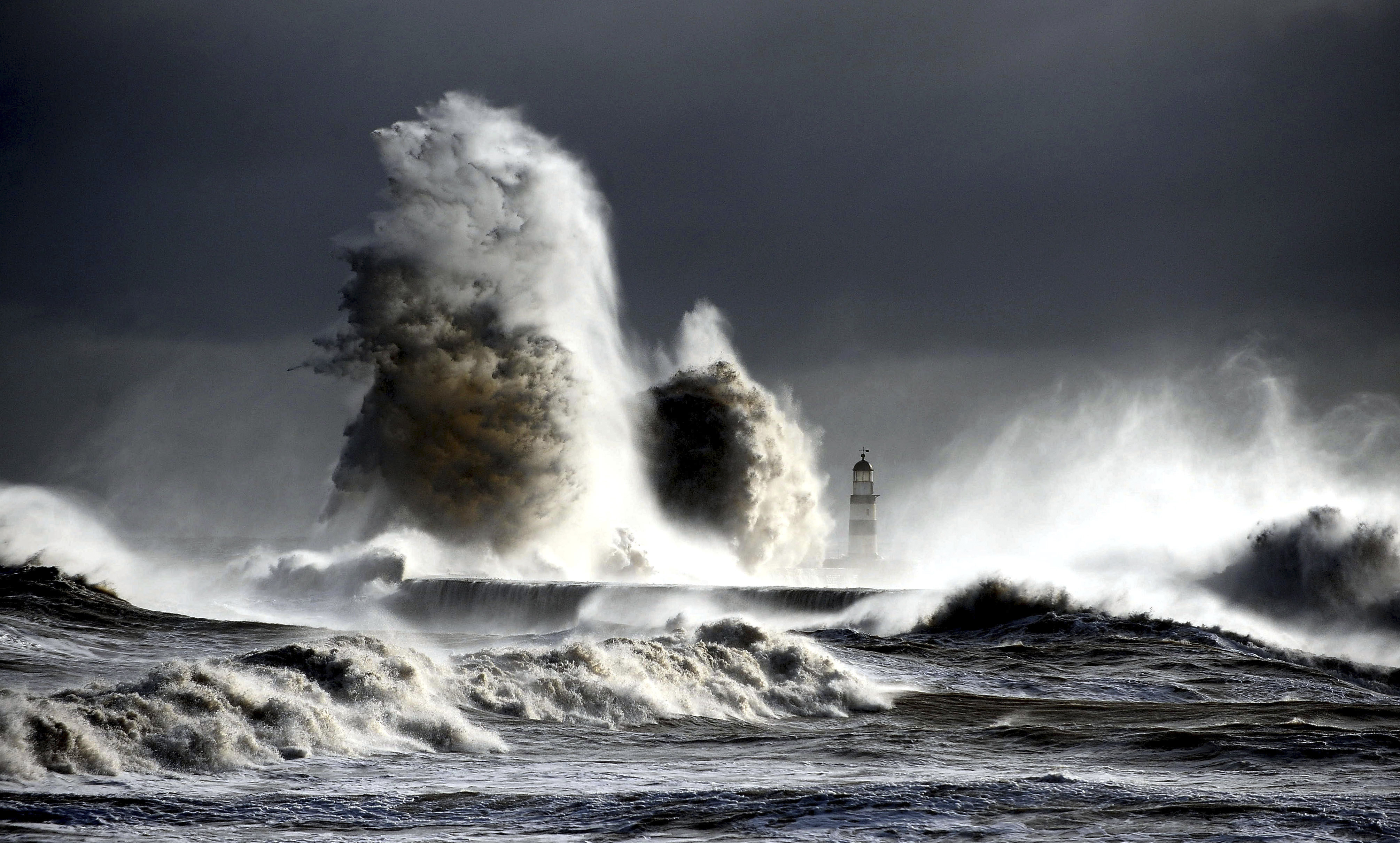 Природа шторма. Карское море шторм. Атлантический океан шторм. Море океан волны шторм ЦУНАМИ. Вулкан Креницына волны шторм.
